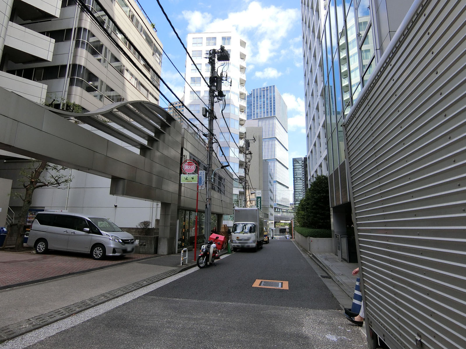 周辺はオフィスビルの多いエリア
