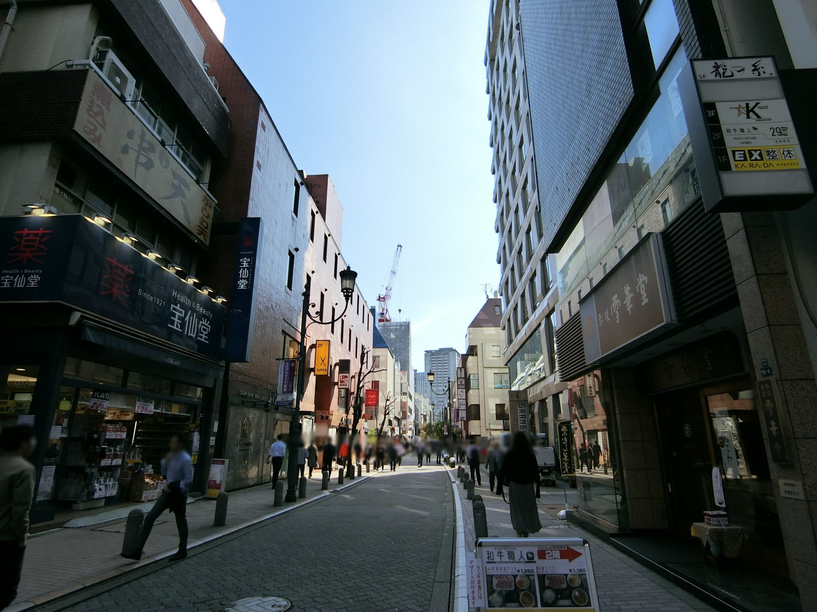 オフィスビル前面の通り