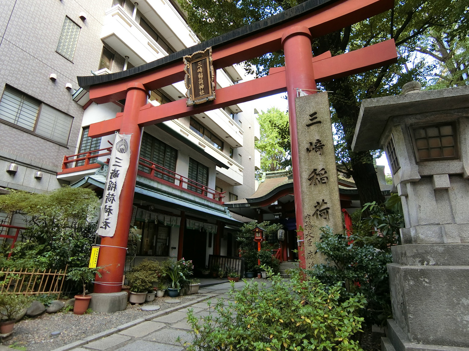 向かいの三崎稲荷神社