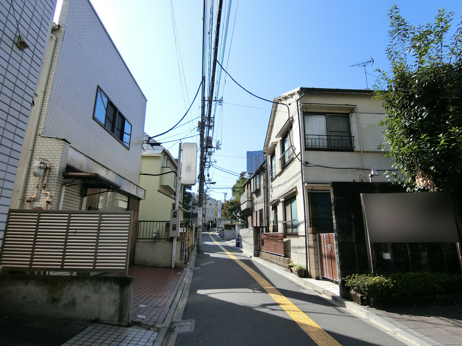 オフィスビル前面の通り