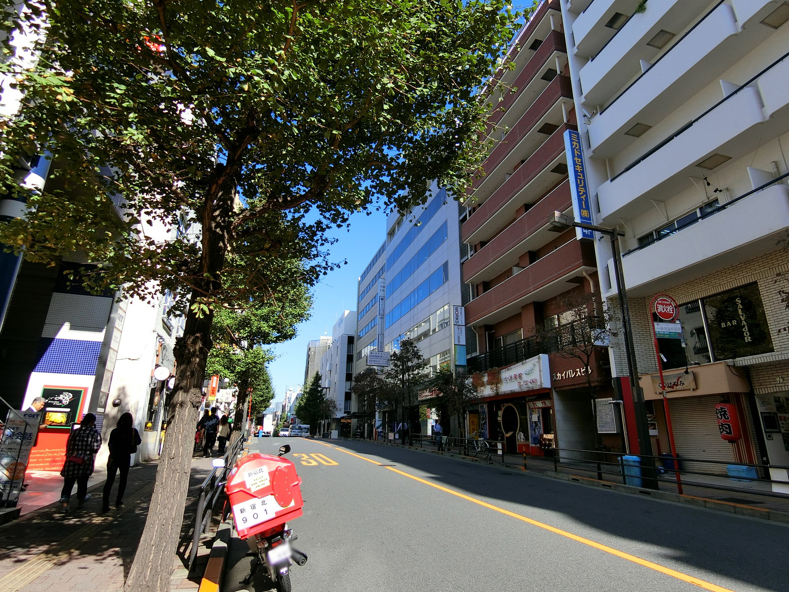 ワイム高田馬場ビル前面の通り
