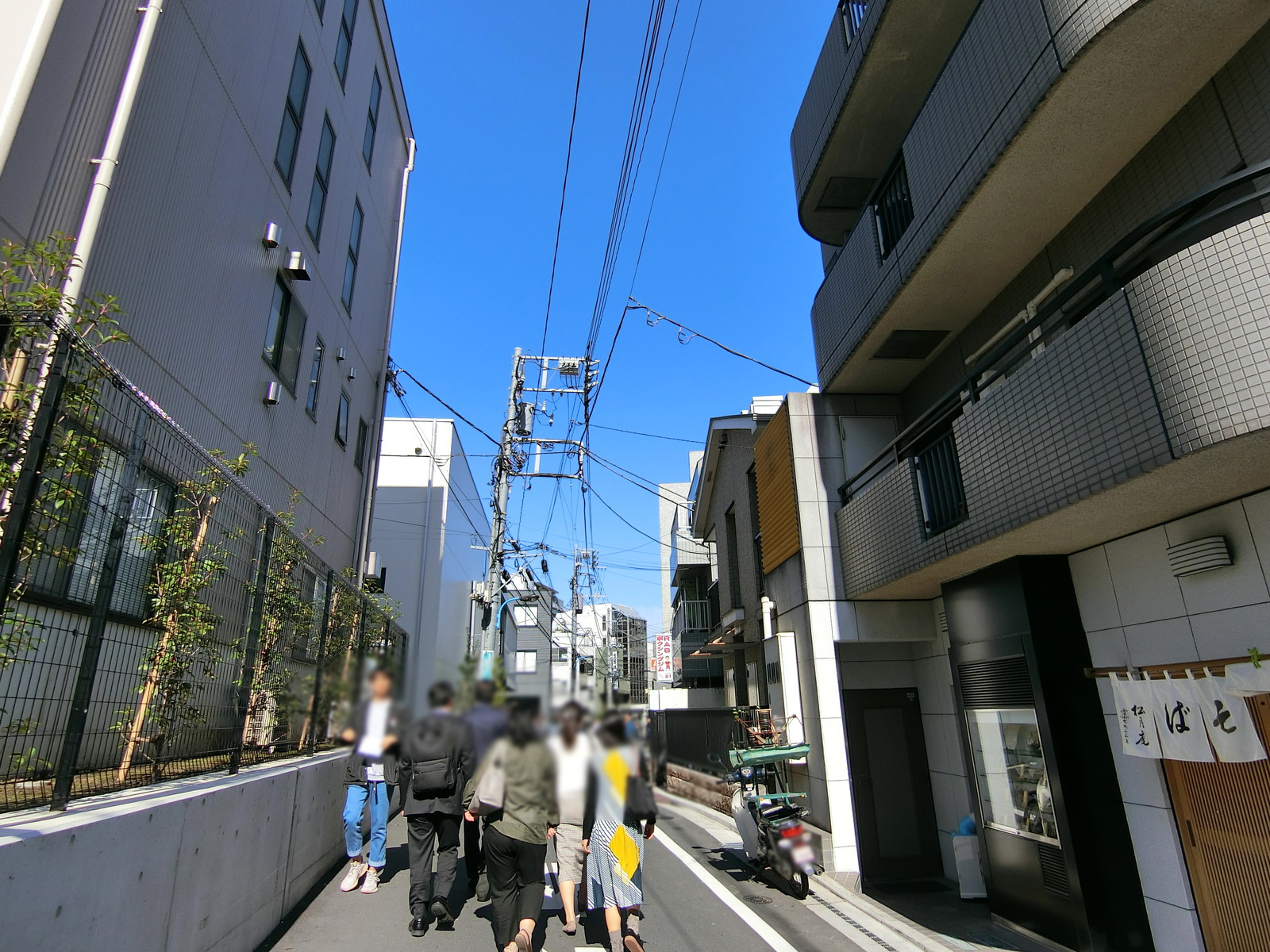 桧峯ビル前面の通り