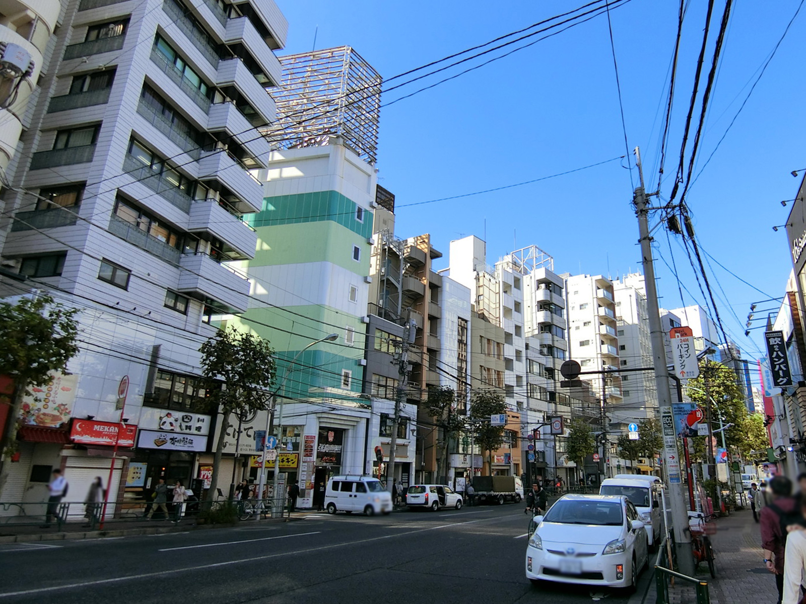 荒井ビル前面の早稲田通り