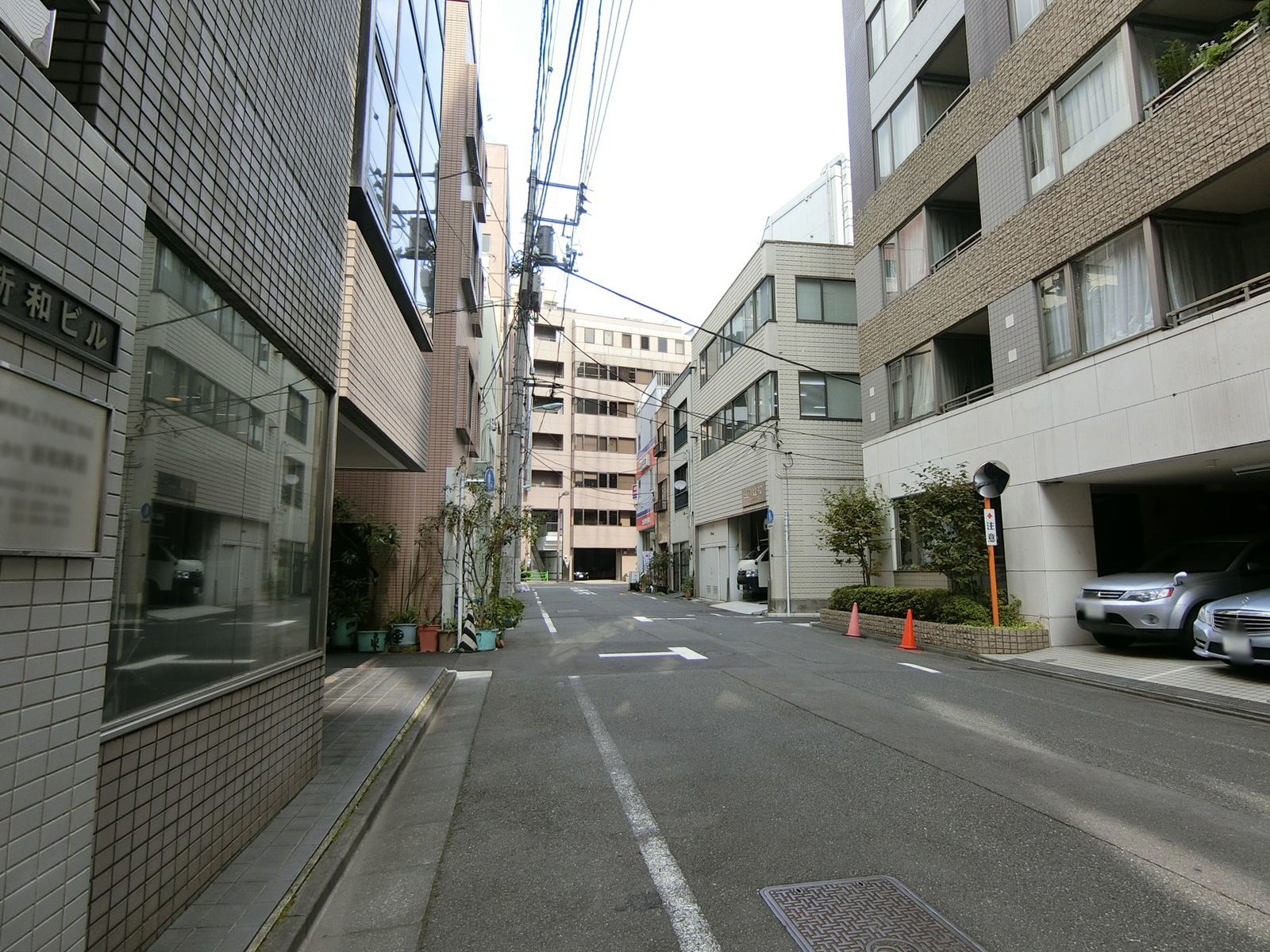 新和ビル前面の通り