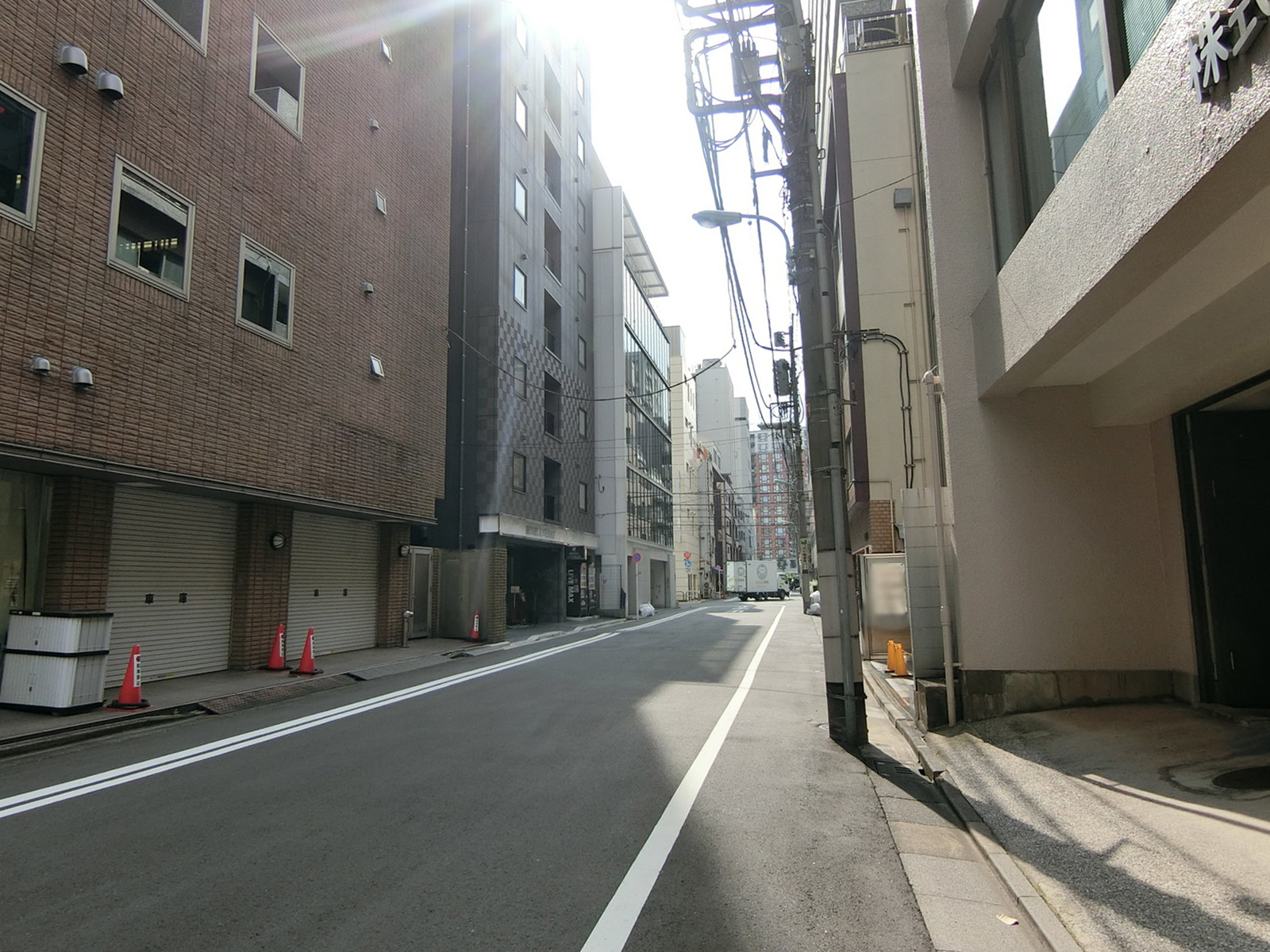 TMビル前面の通り