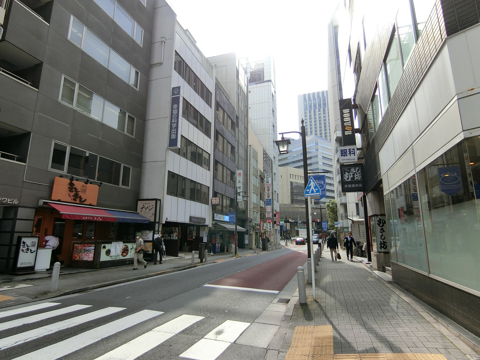 第二堀内ビル前面の通り