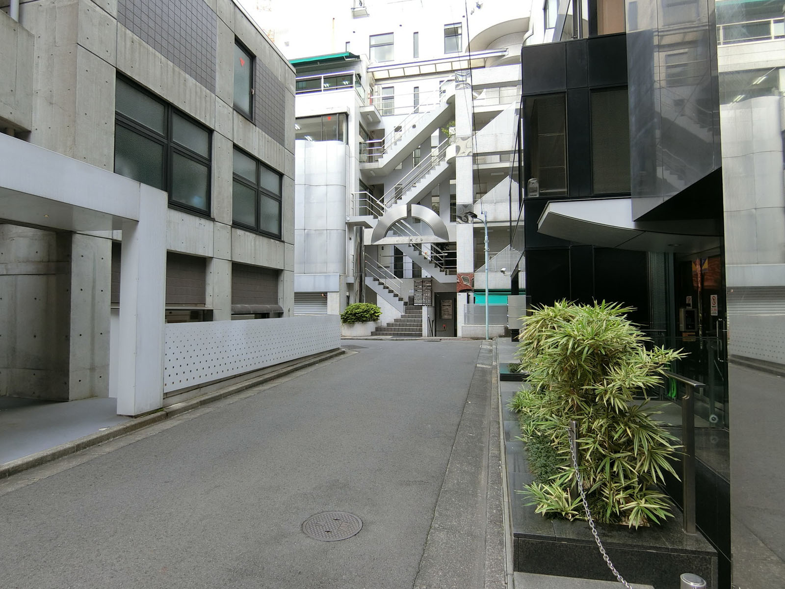 赤坂ライフフォーラム前面の通り