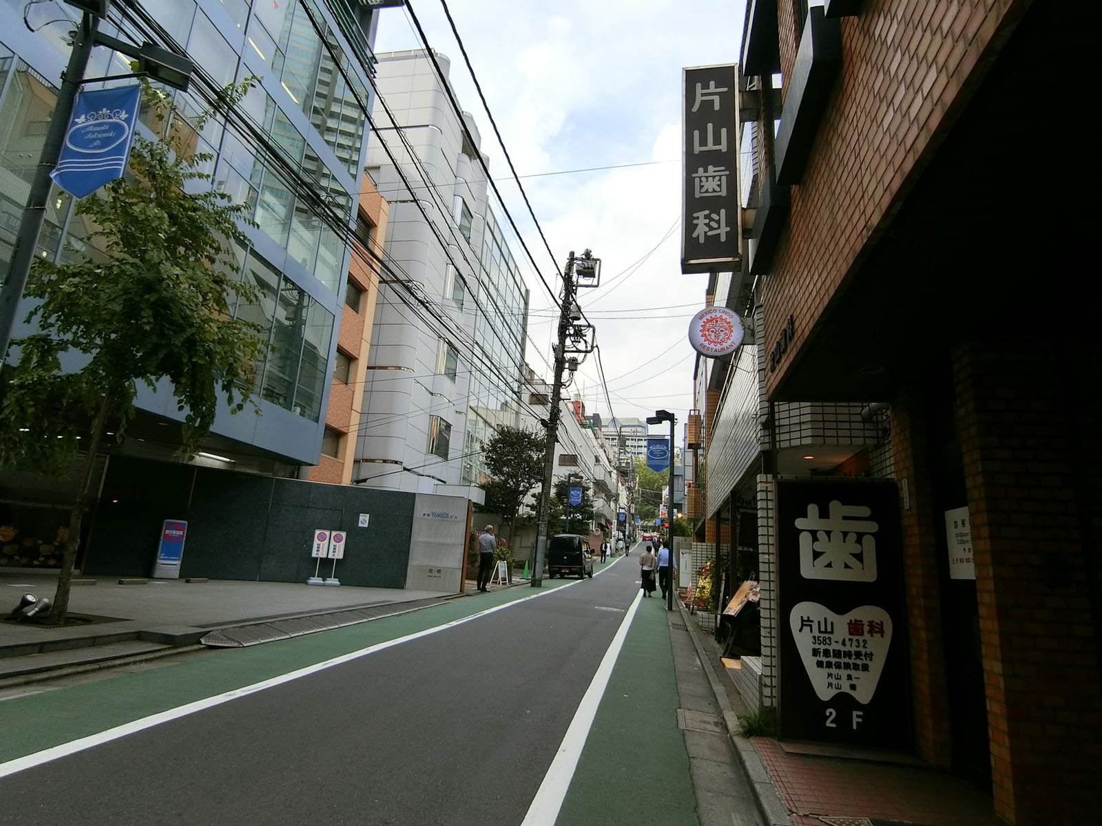 赤坂山田ビル前面の通り