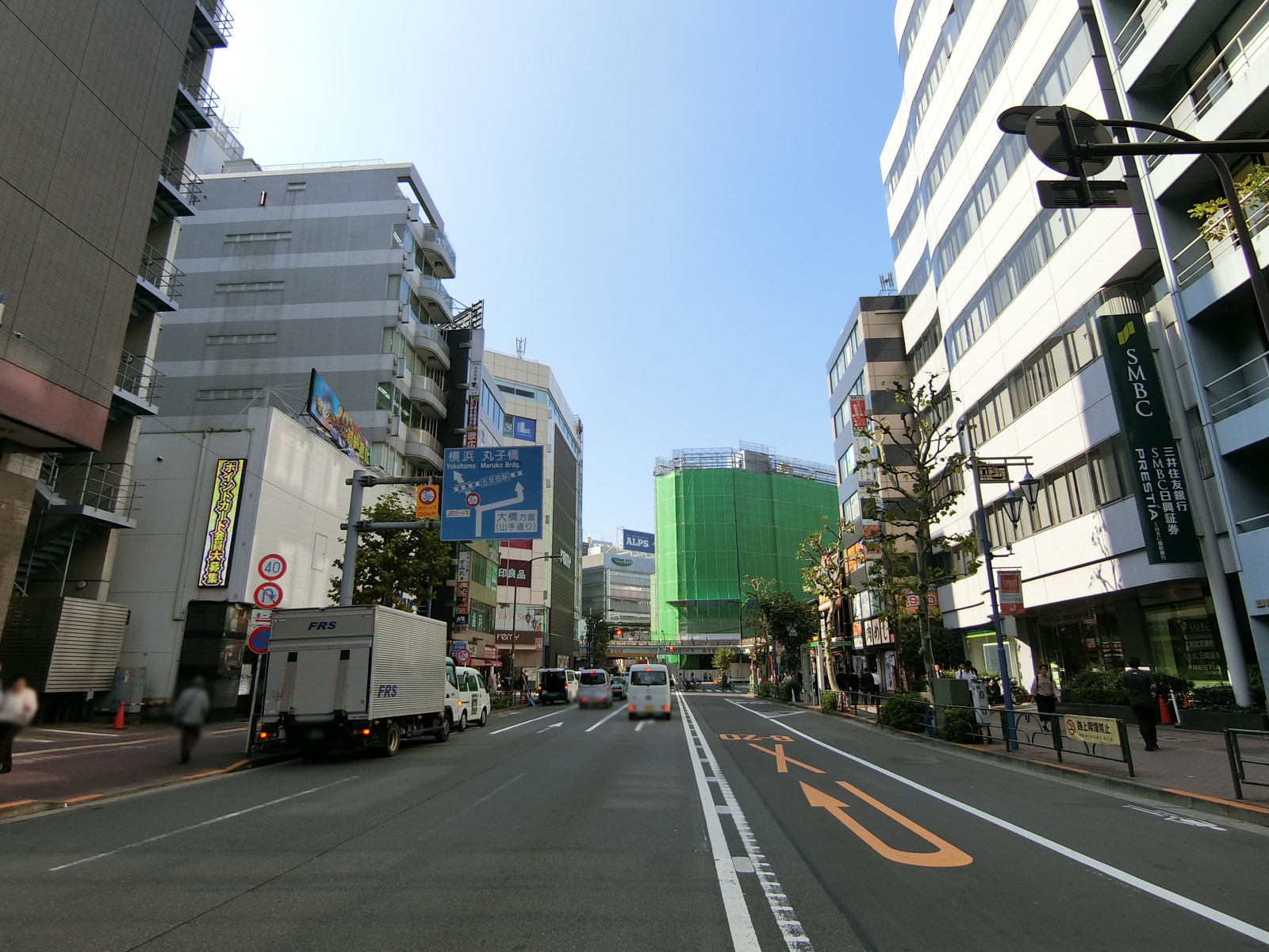 松楽ビル前面の通り