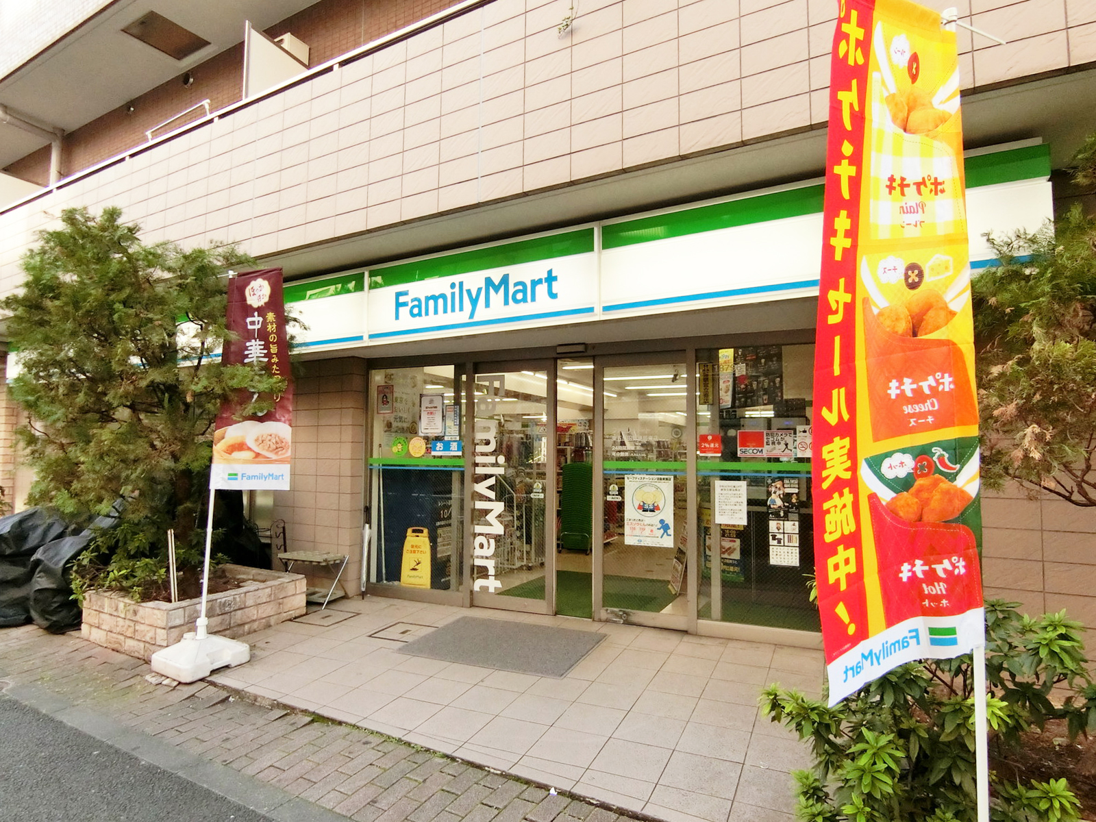 徒歩1分のファミリーマート