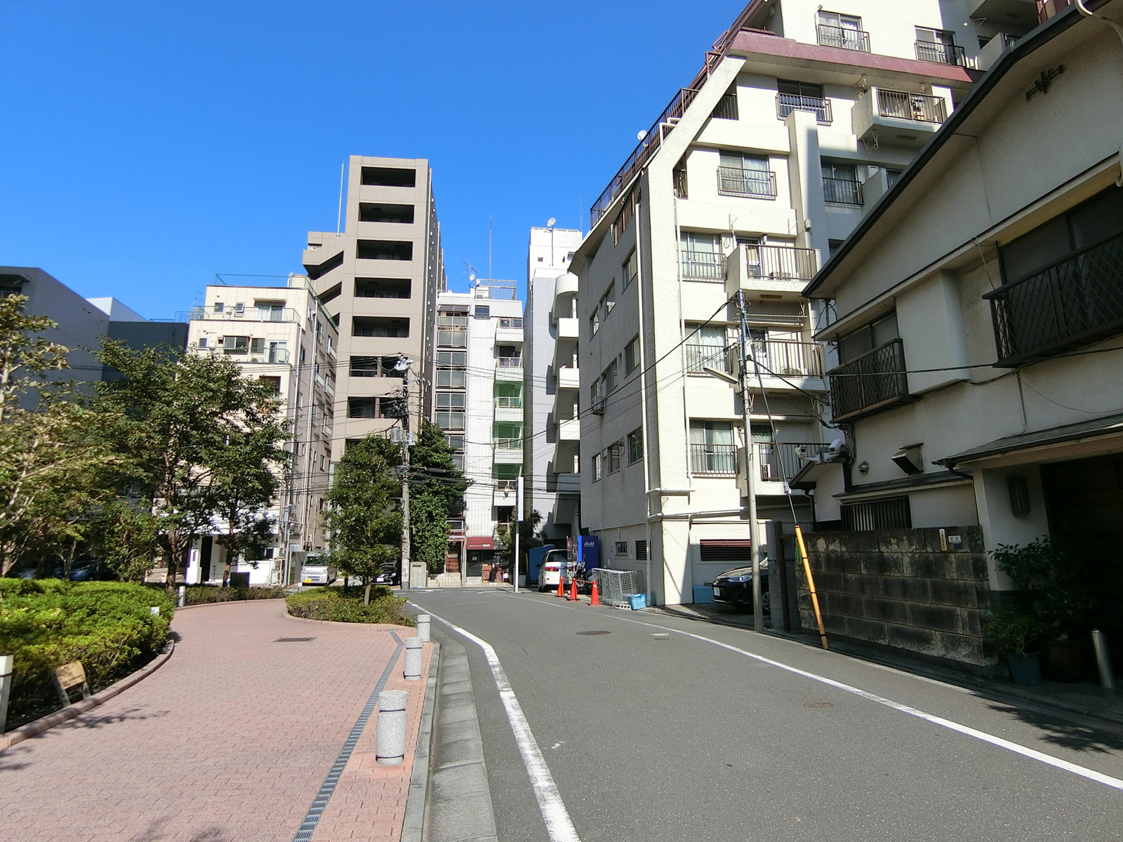 オフィスビル前面の通り