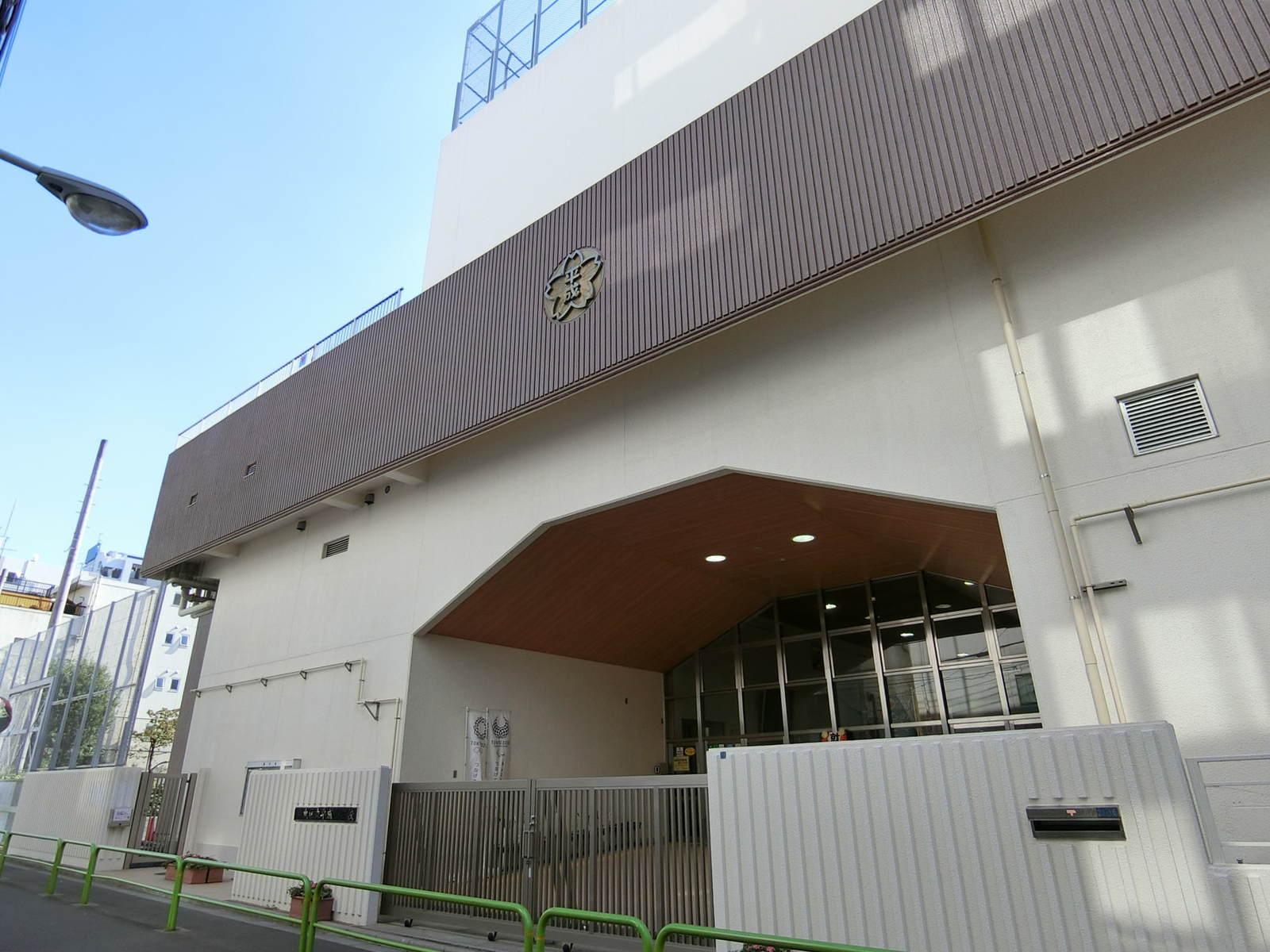 向かいの台東区立平成小学校