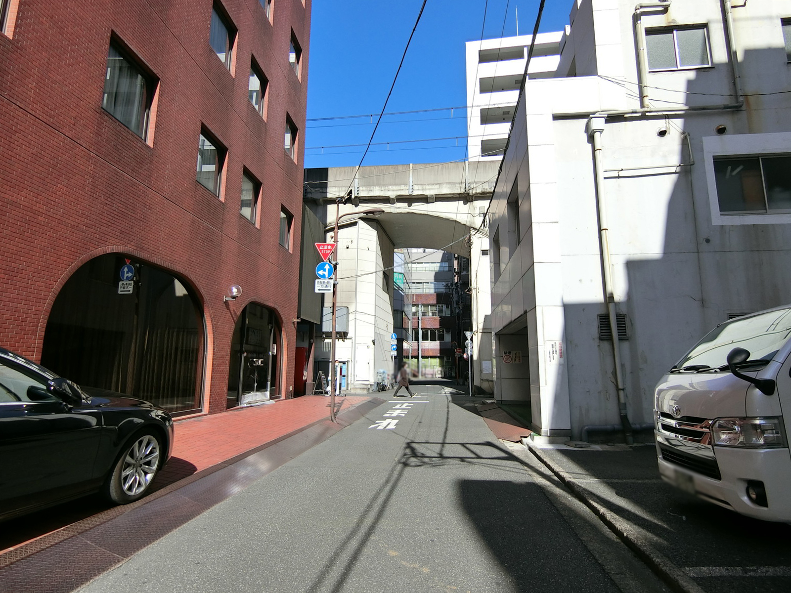 轟ビル前面の通り