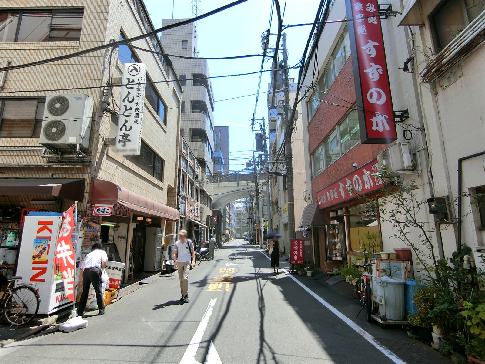 周囲は飲食店が豊富