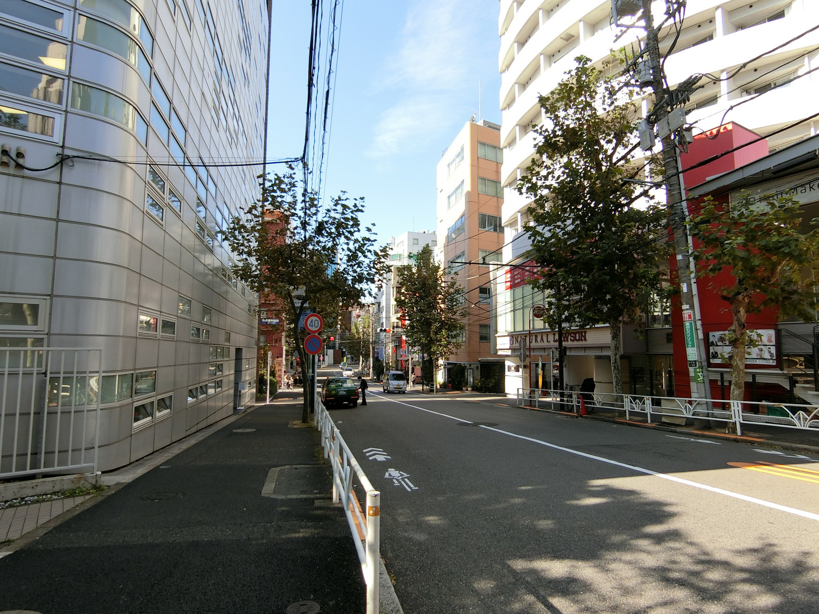 オフィスビル前面の通り