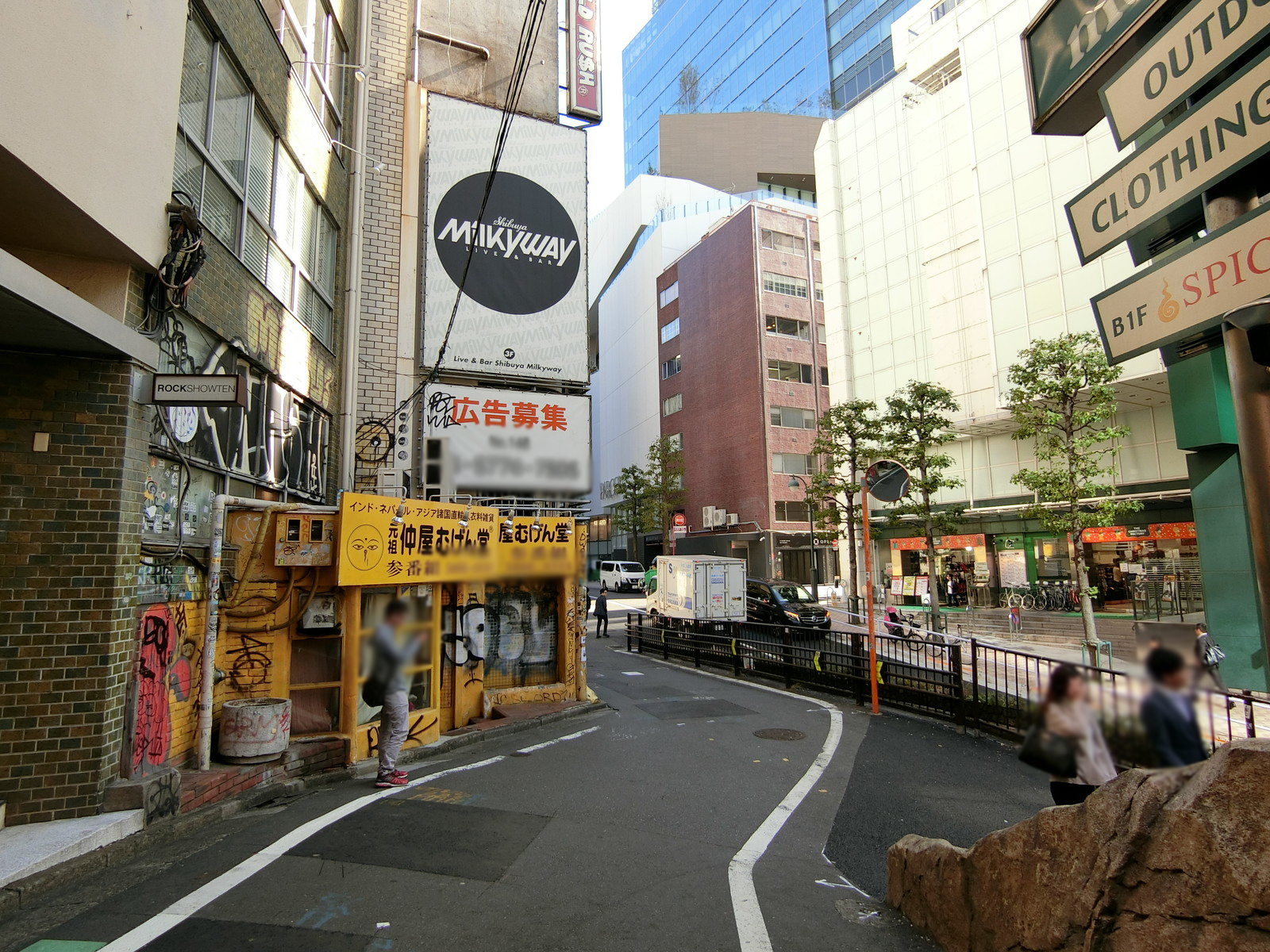 昭和ビル前面の通り
