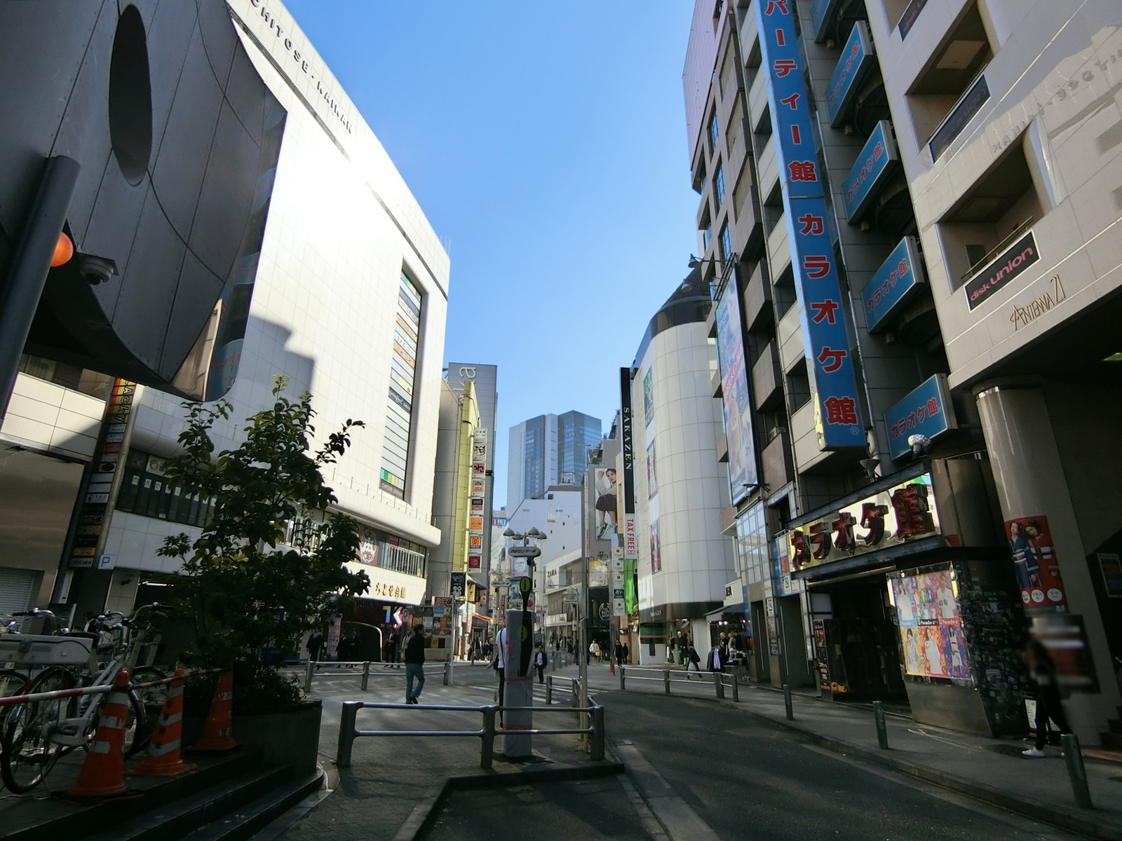 アンテナ21前面の通り