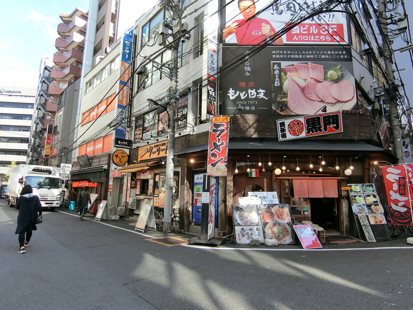 サンフル西新宿ビル前面の通り