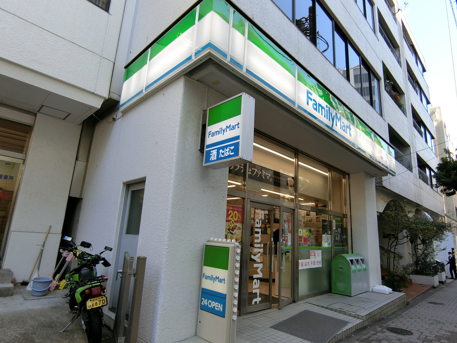 近くにあるファミリーマート