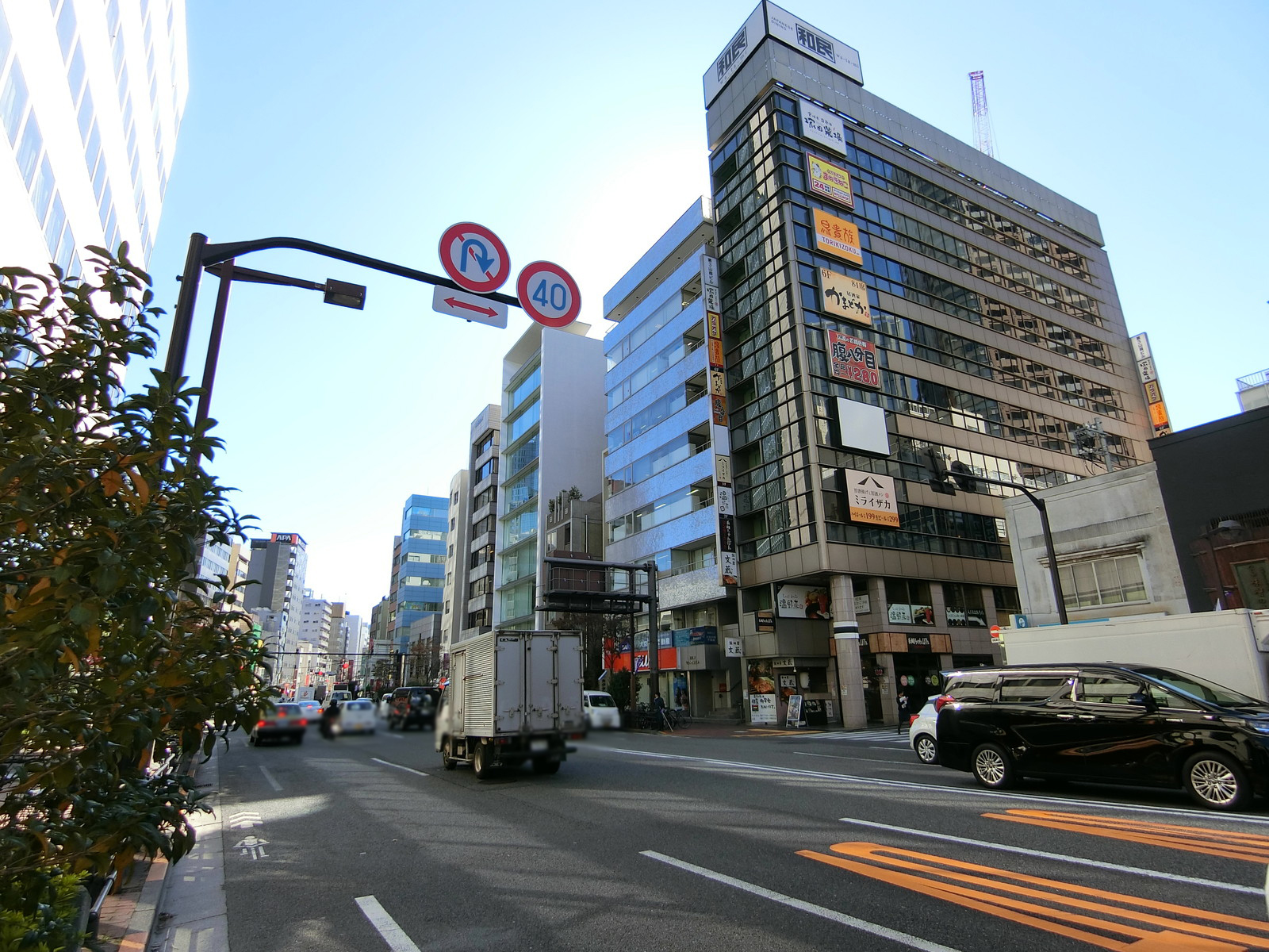 山商ビル前面の目白通り