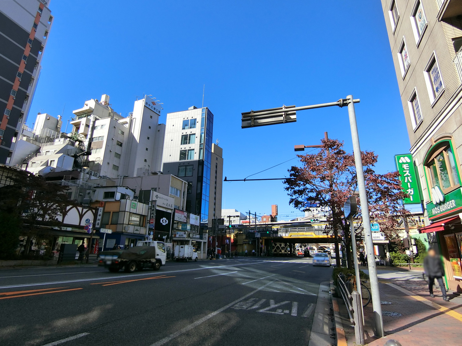 タカラビル前面の目白通り