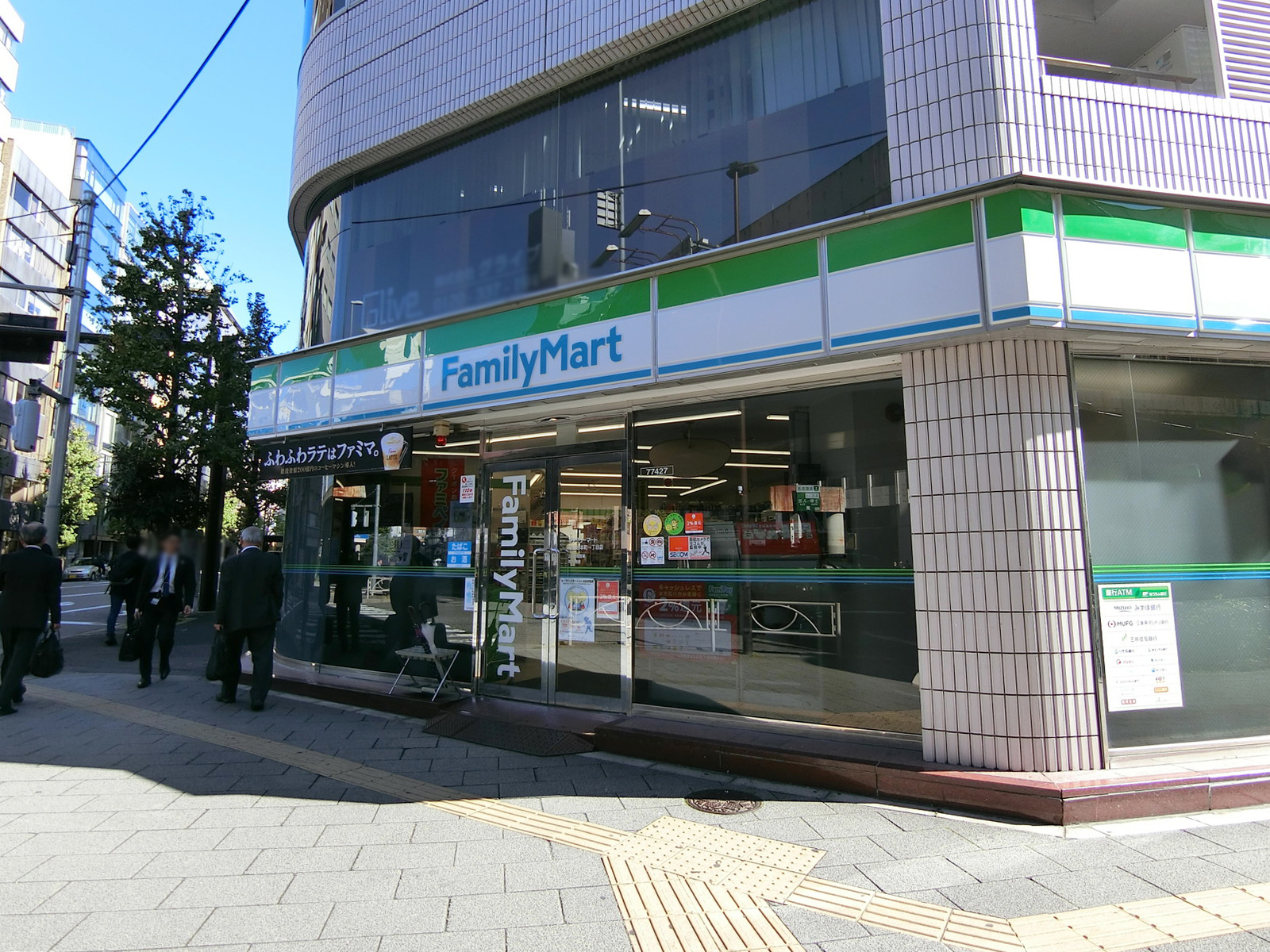 徒歩1分のファミリーマート
