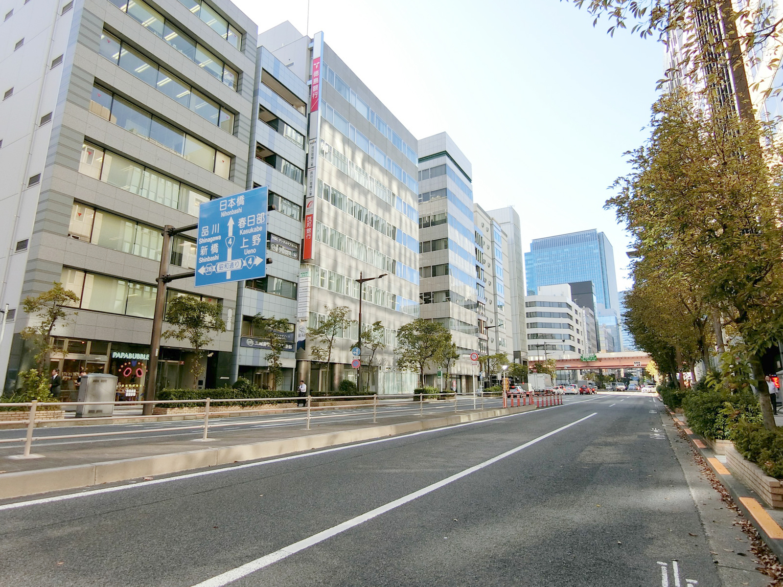 曽田ビル前面の江戸通り