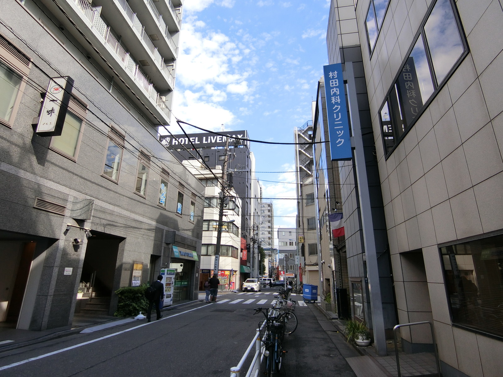 人形町村田ビル前面の通り