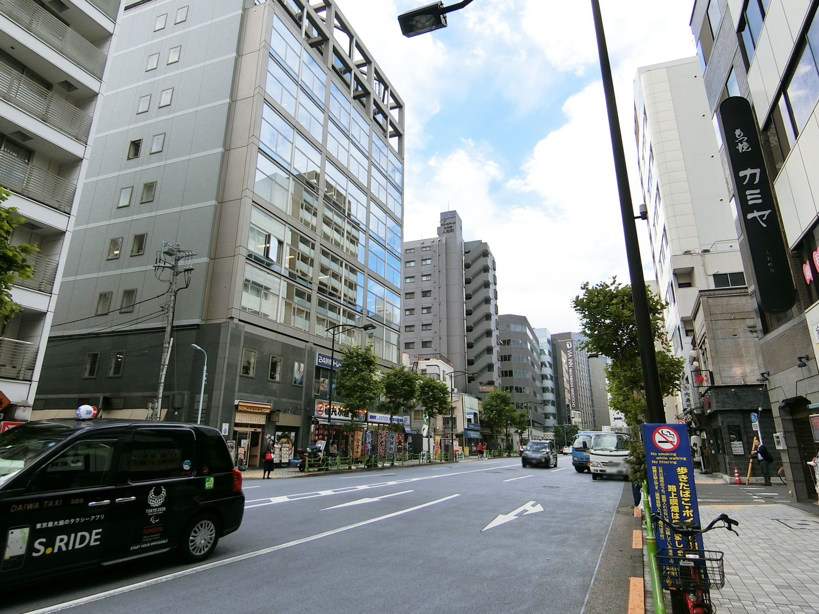 昭和ワニス本社ビル前面の通り
