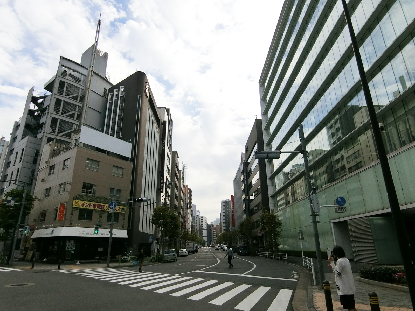 小網ビル前面の通り
