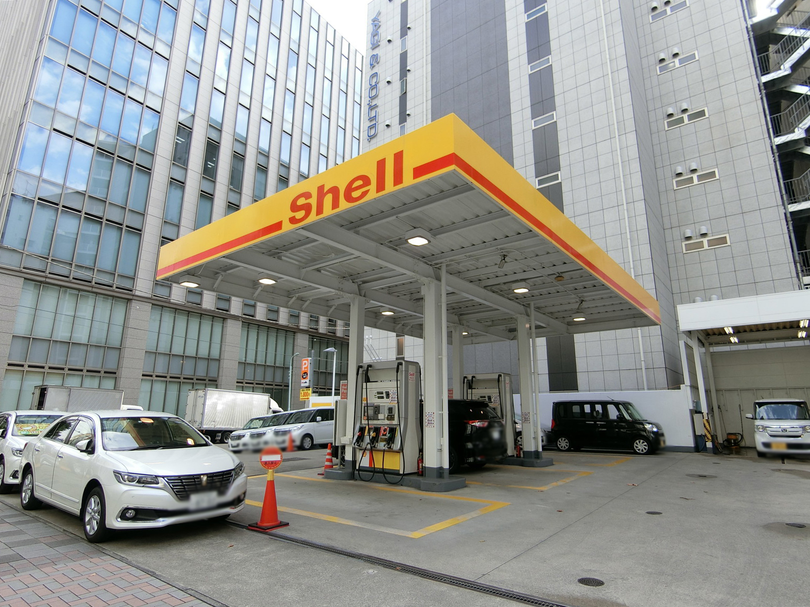 並びのガソリンスタンド