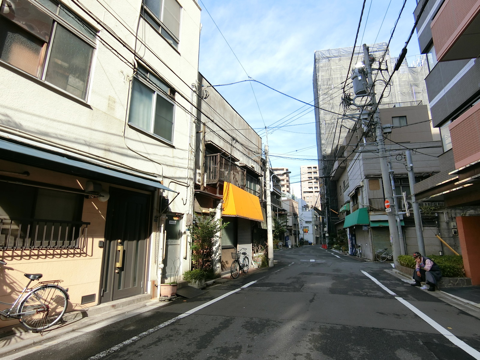 Oビル前面の通り