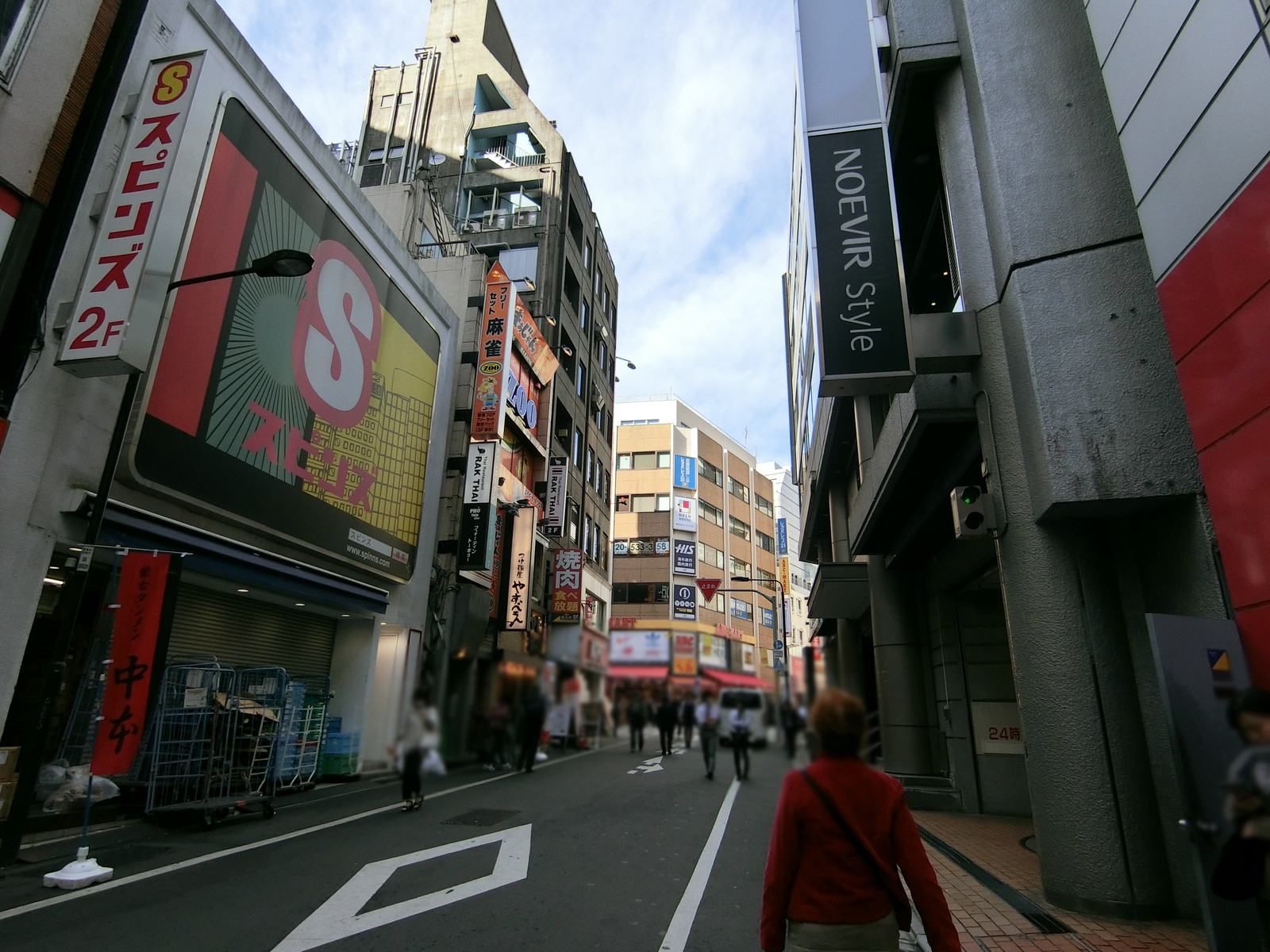 近代グループBLD.2号館前面の通り