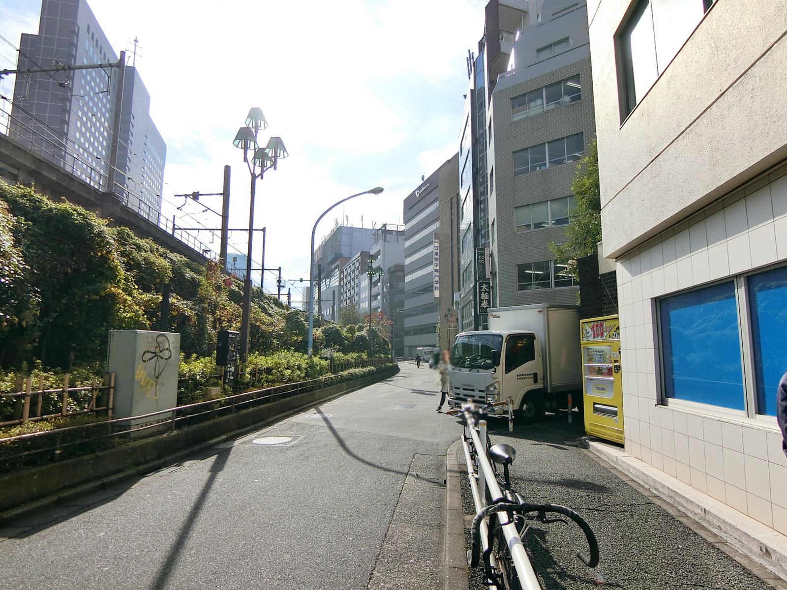 21山京ビル前面の通り