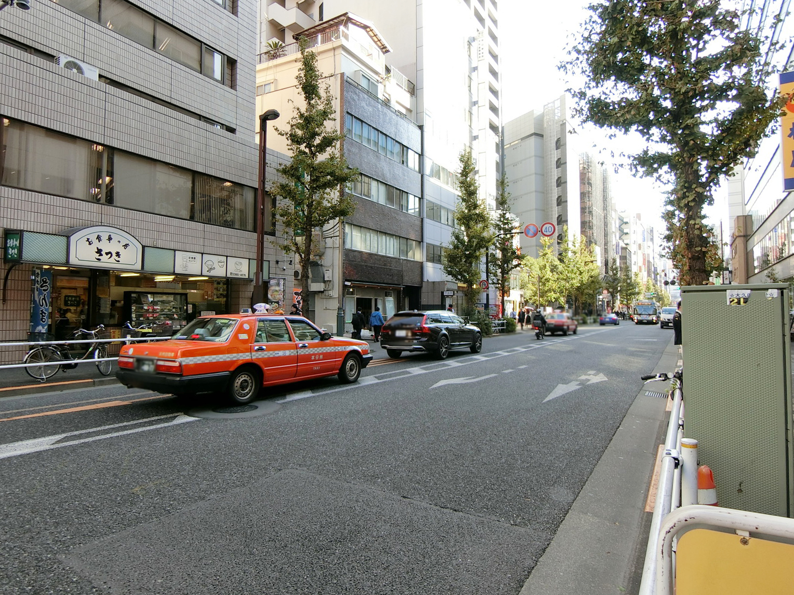 第一守徳ビル前面の小滝橋通り