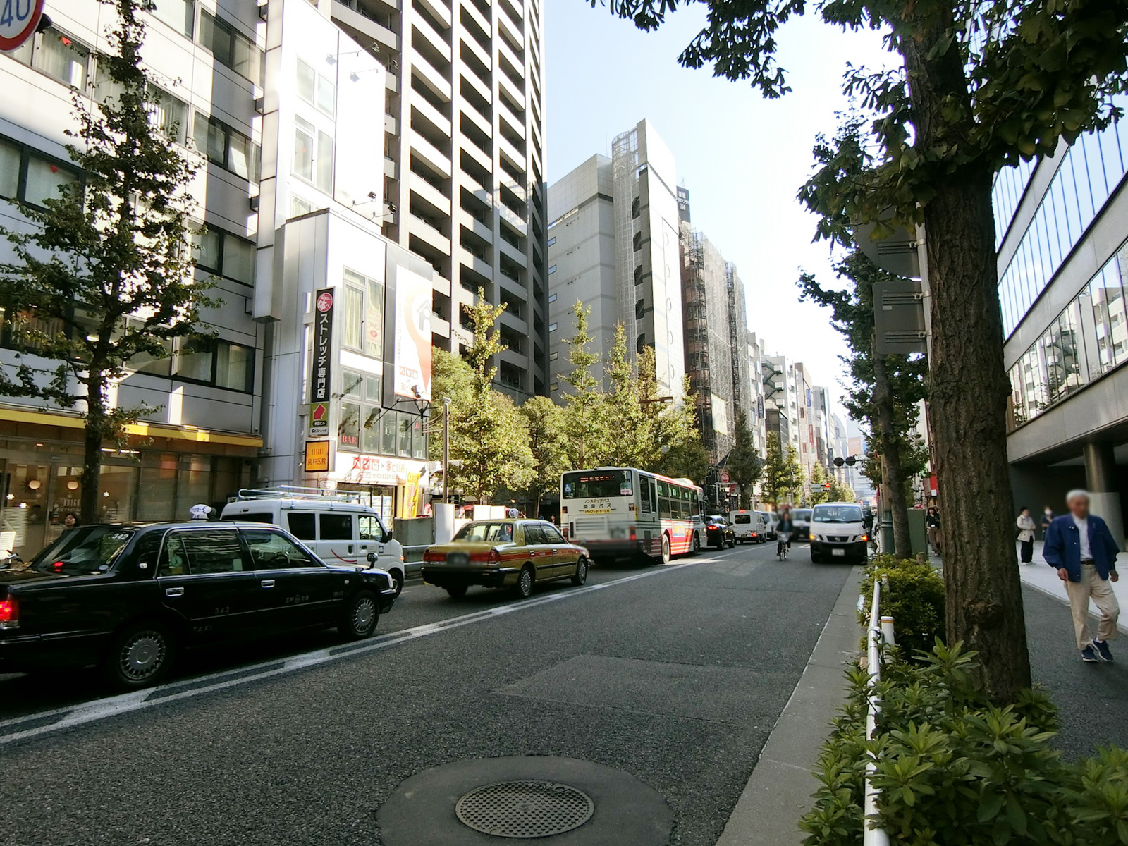 西新宿ビル前面の小滝橋通り