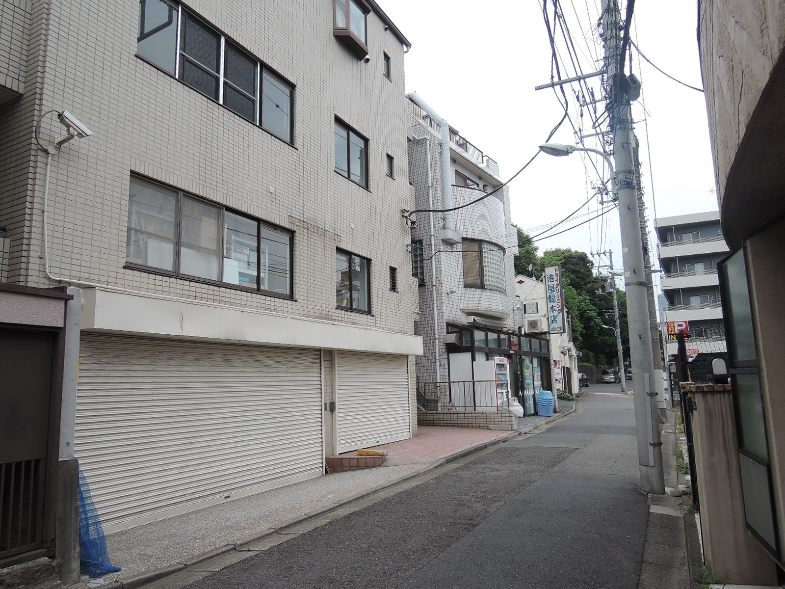 オフィスビル前面の通り