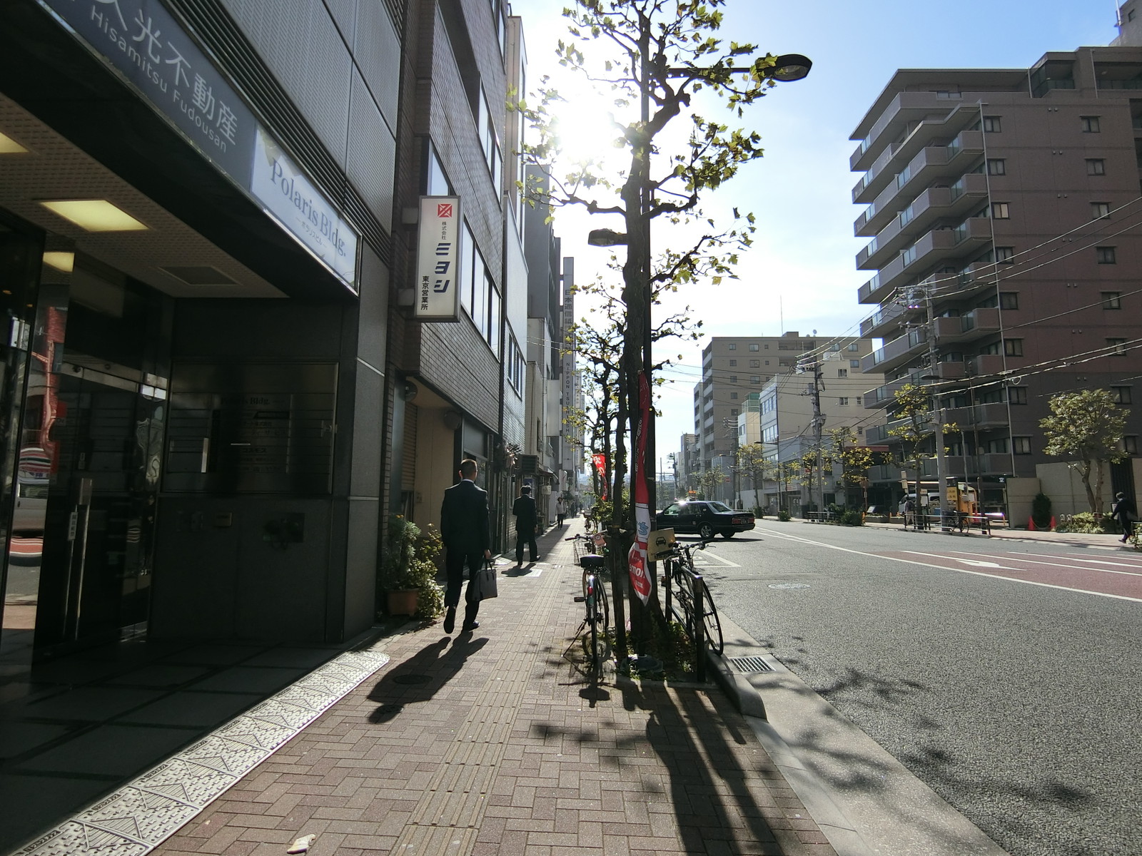 ポラリスビル前面の歩道