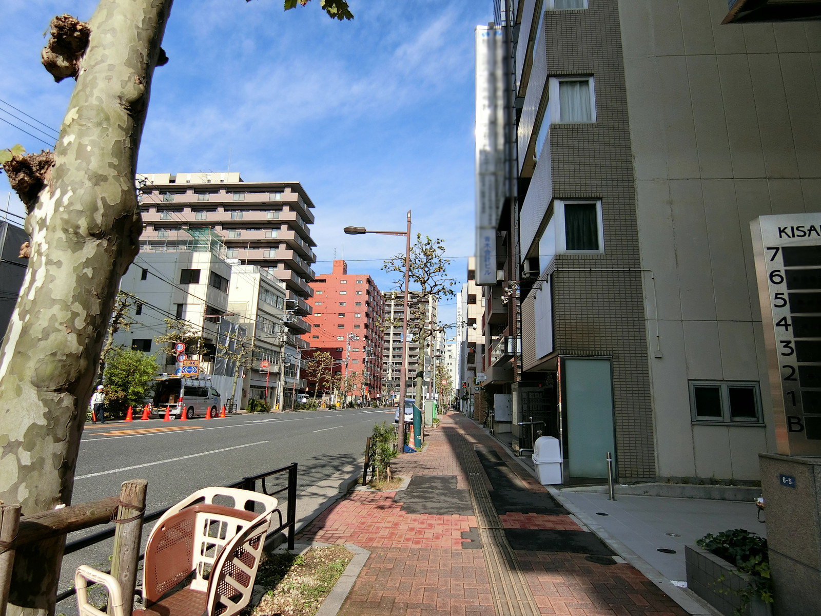 木坂ビル前面の入谷口通り