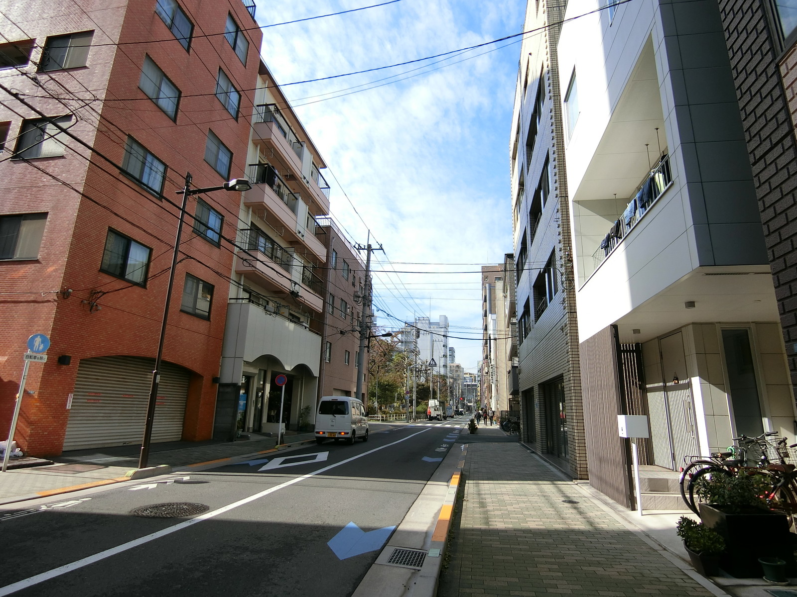 オフィスビル前面の親疎通り