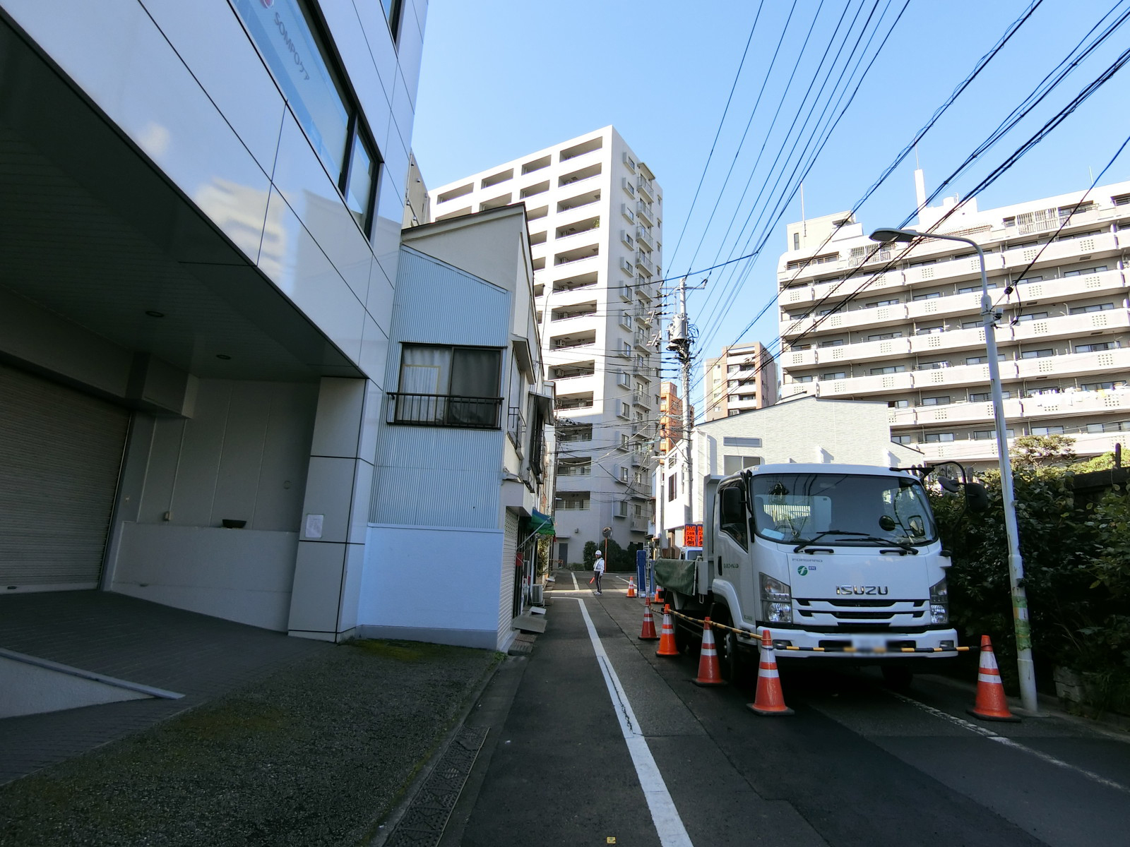 メックワンビル前面の通り
