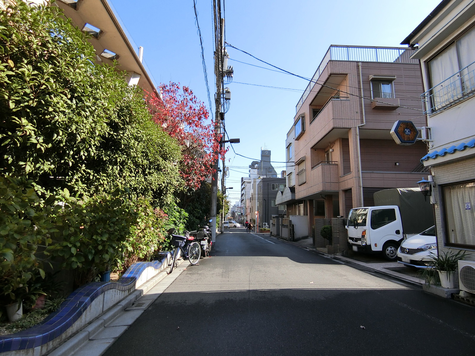 坂巻ビル前面の通り