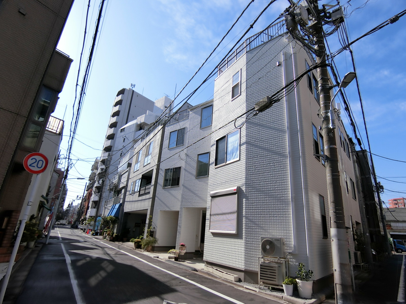 周辺は住宅街