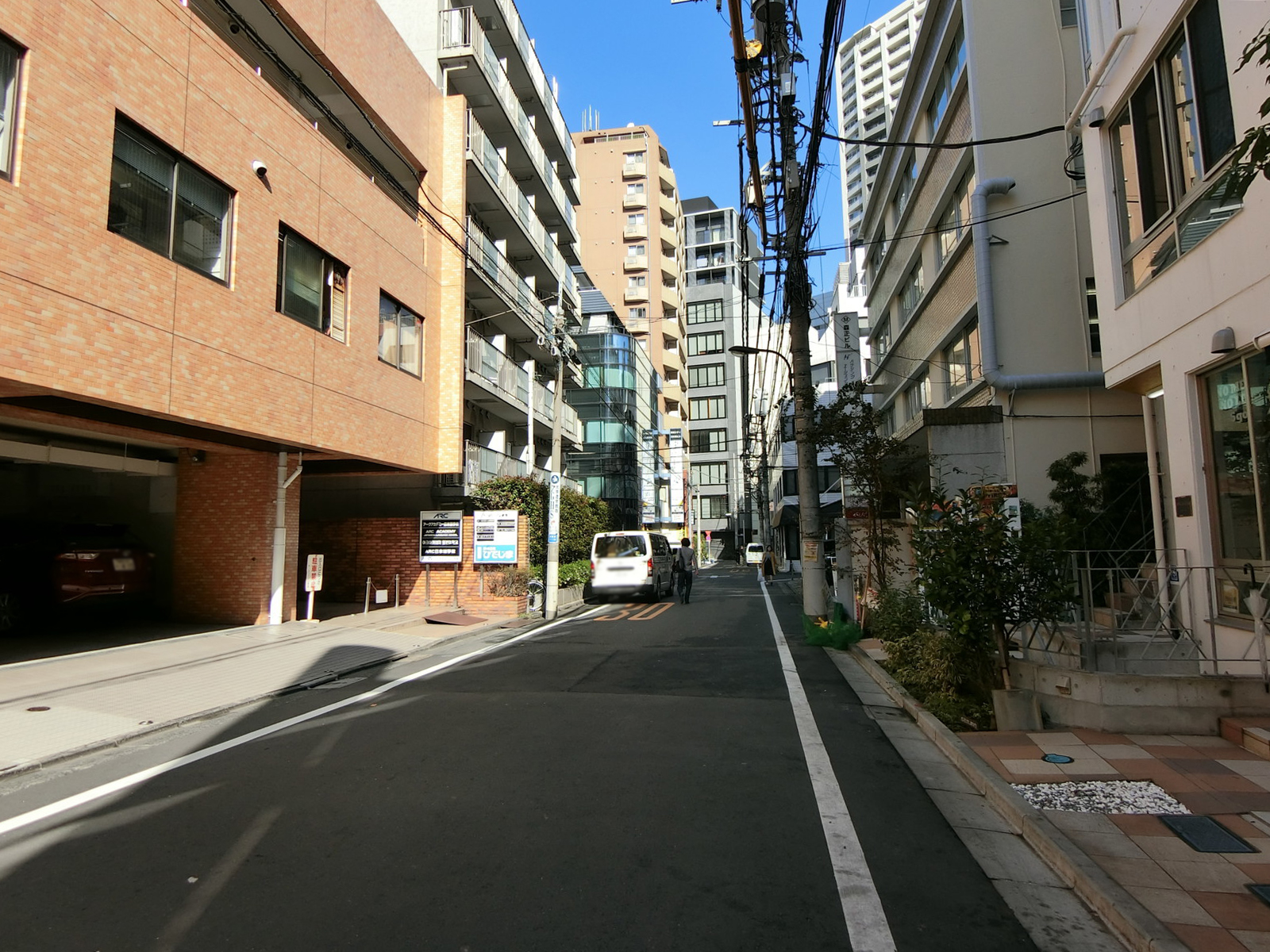フジビル18前面の通り