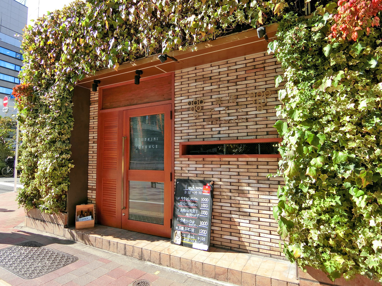 徒歩1分のWINE＆GRILL 京橋テラス