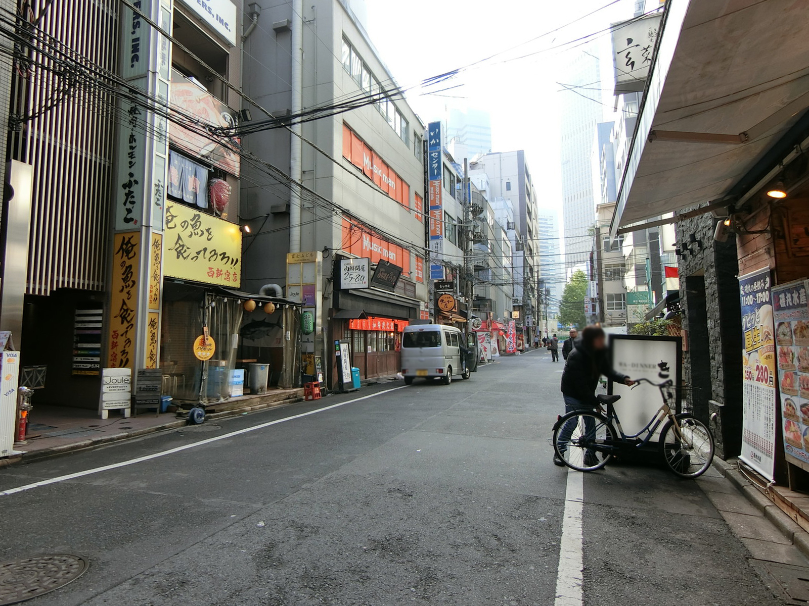 西新宿メトロビル前面の通り