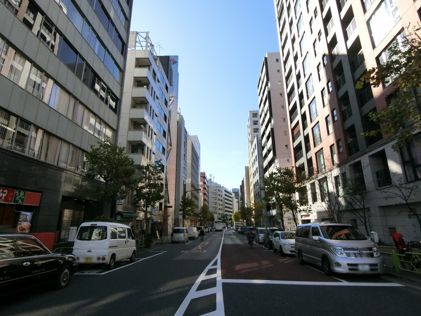 陽光築地ビル前面の平成通り