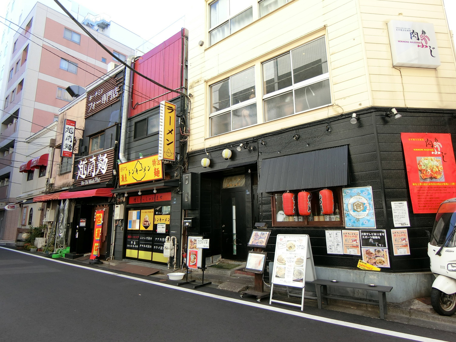 周辺には飲食店が多数