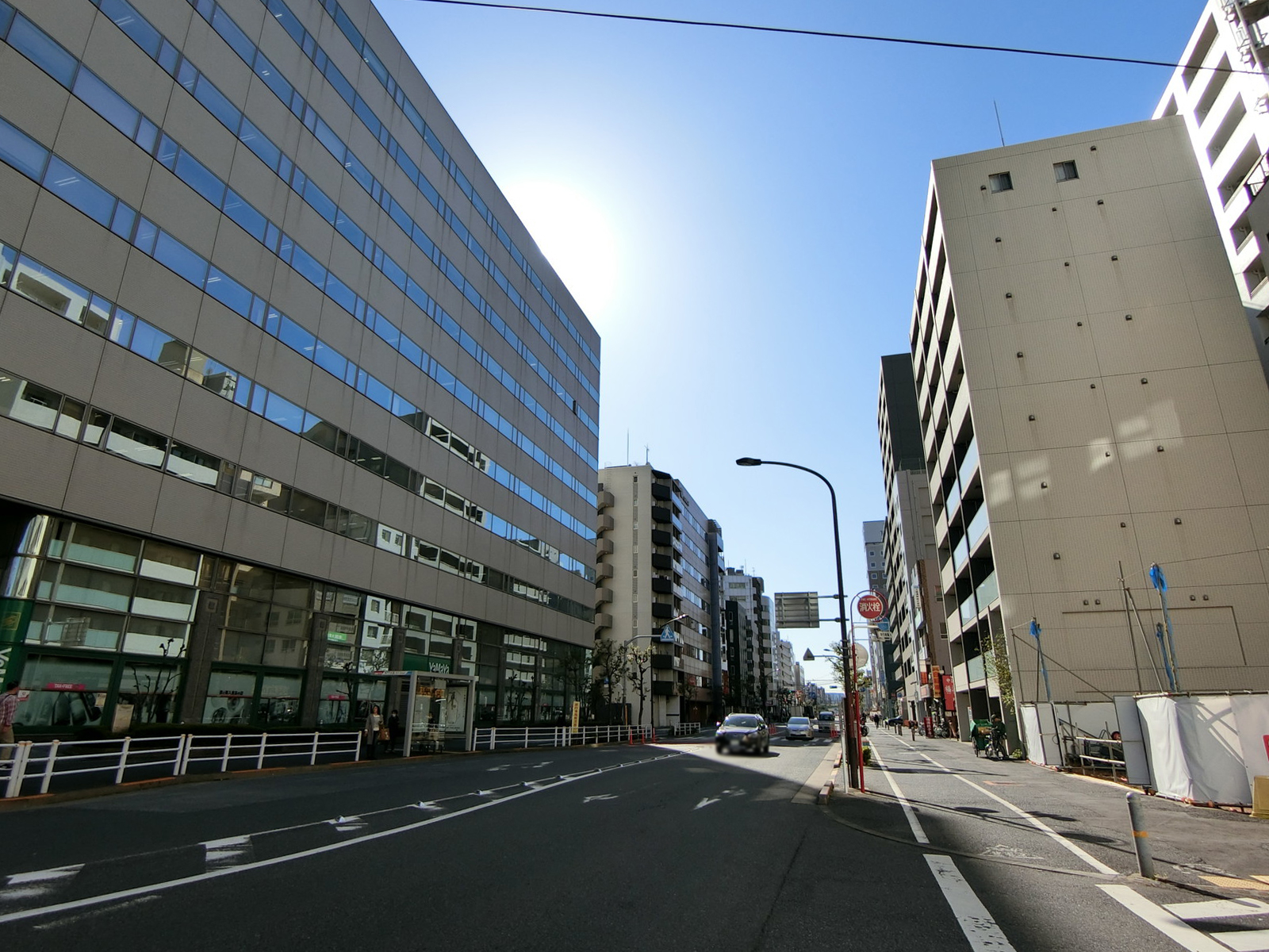オフィスビル前面の入新井中央通り