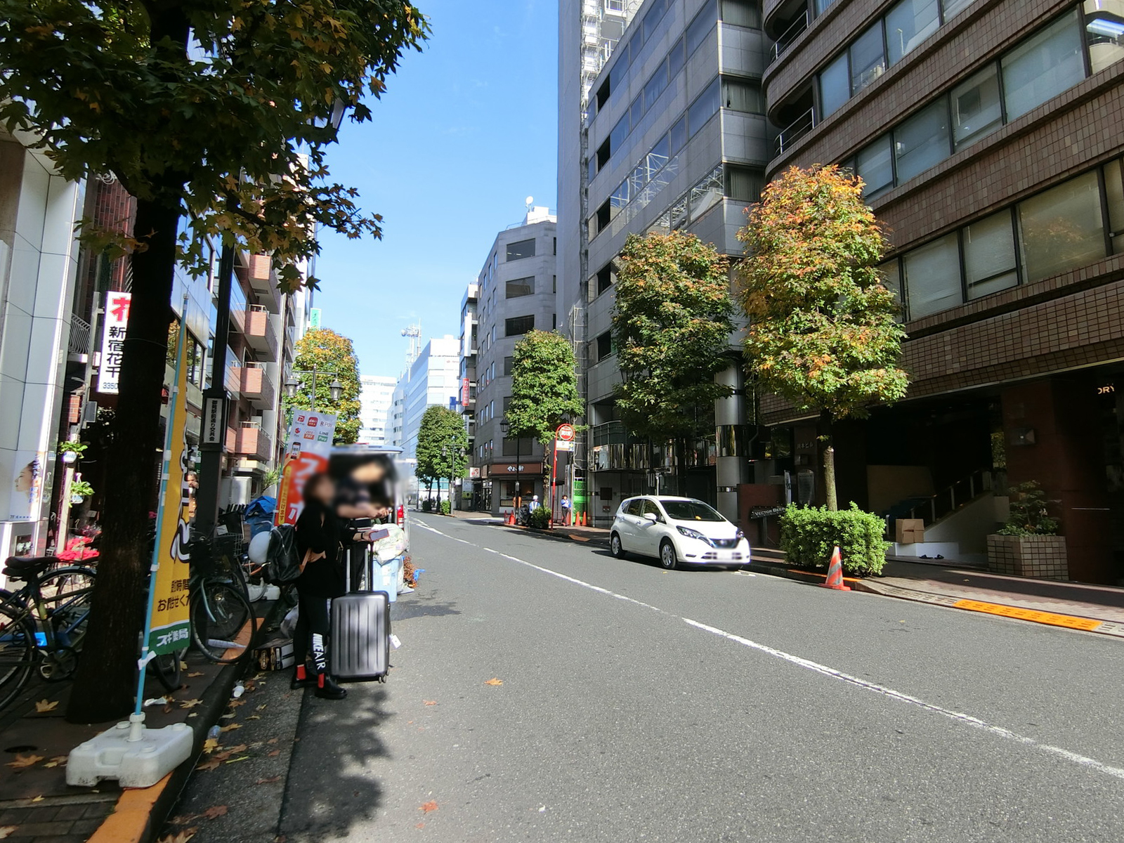 新宿丸正ビル前面の通り